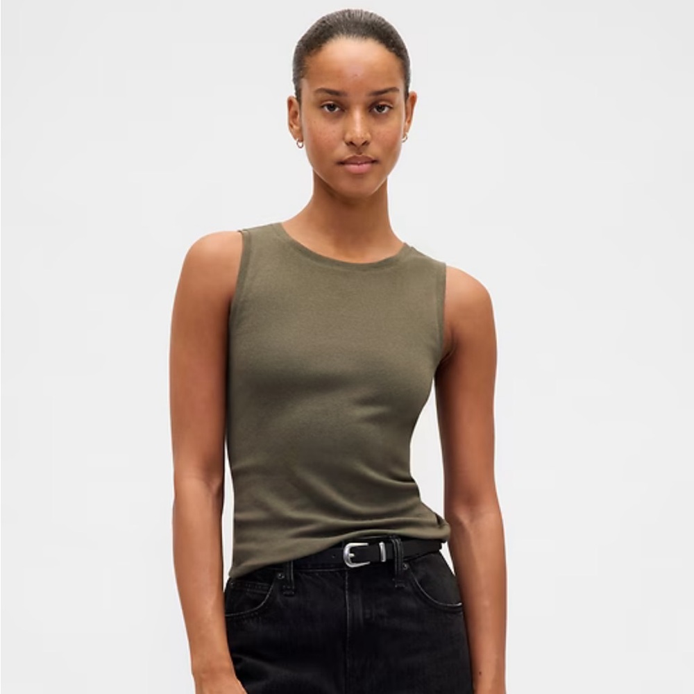 GAP Modern Tank Top in Black Moss Green
